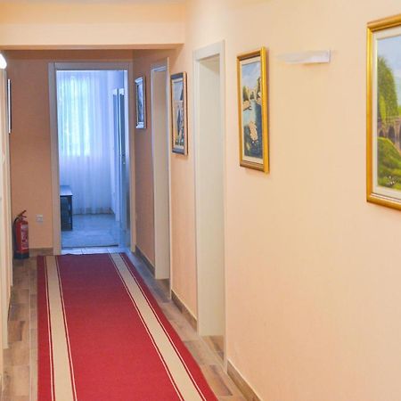 Hotel Central Sisava Екстер'єр фото